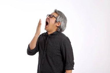 Beyaz arka plandaki kıdemli Asyalı adam..