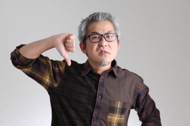 Beyaz arka planda duran kıdemli Asyalı adam.