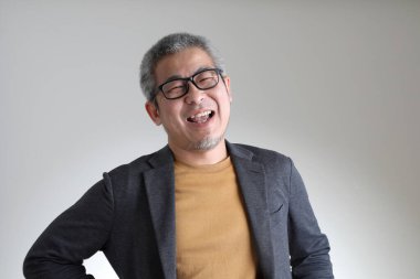 Beyaz arka planda duran akıllı Asyalı adam..