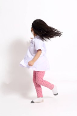 Beyaz arka planda phusician üniformalı genç Asyalı kız..