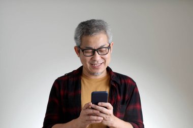 Beyaz arka planda duran Asyalı adam..