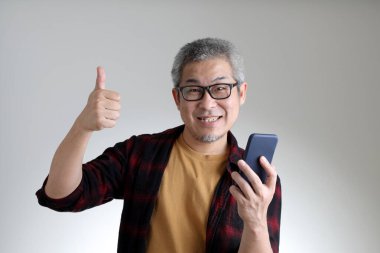 Beyaz arka planda duran Asyalı adam..