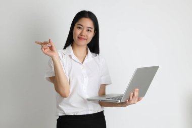 Üniversite üniformalı Asyalı kız beyaz arka planda duruyor..