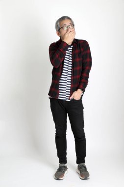 Beyaz arka planda duran Asyalı adam.