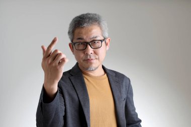 Beyaz arka planda duran akıllı Asyalı adam..