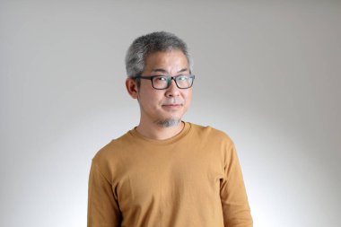 Beyaz arka planda duran Asyalı adam..