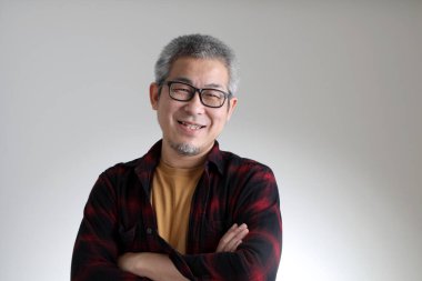 Beyaz arka planda duran Asyalı adam..