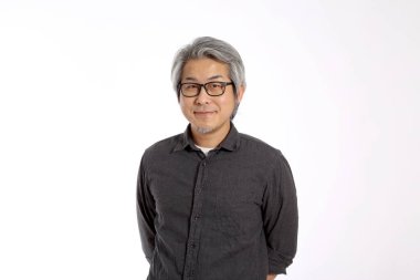 Beyaz arka plandaki kıdemli Asyalı adam..