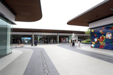 Bangkok, Tayland - 6 Temmuz 2020: Siam Premium Outlet Bangkok Suvarnabhumi Ariport, Bangkok, Tayland yakınlarındaki alışveriş merkezi.