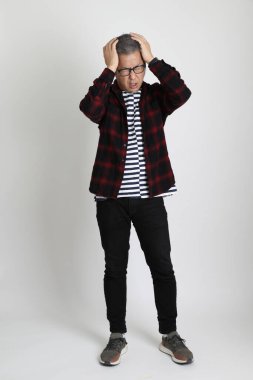 Beyaz arka planda duran Asyalı adam.