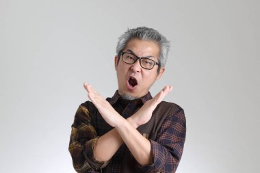 Beyaz arka planda duran kıdemli Asyalı adam.