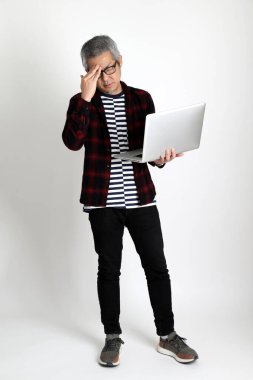 Beyaz arka planda duran Asyalı adam.