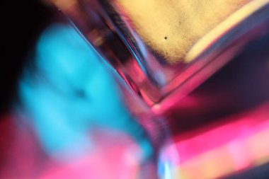 Camın canlı renkli ışıktaki makro resmi.