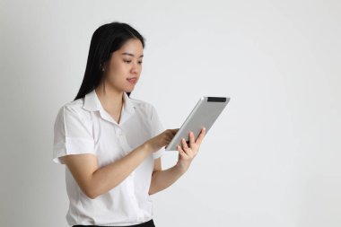 Üniversite üniformalı Asyalı kız beyaz arka planda duruyor..