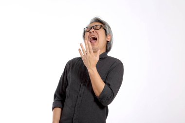 Beyaz arka plandaki kıdemli Asyalı adam..