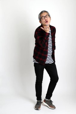 Beyaz arka planda duran Asyalı adam.