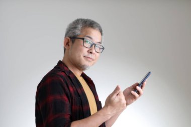 Beyaz arka planda duran Asyalı adam..