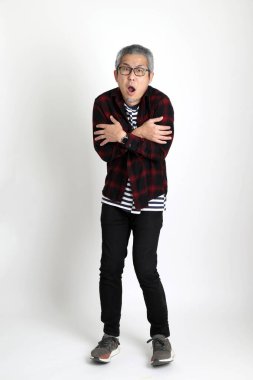 Beyaz arka planda duran Asyalı adam.