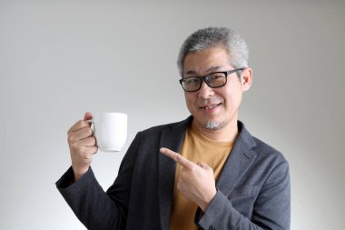 Beyaz arka planda duran akıllı Asyalı adam..