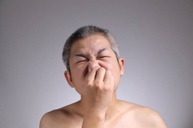 Gri arka planda Asyalı bir adamın portresi..