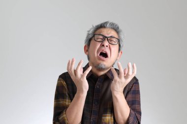 Beyaz arka planda duran kıdemli Asyalı adam.