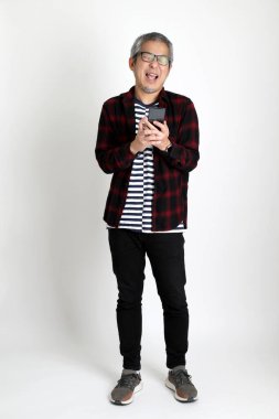 Beyaz arka planda duran Asyalı adam.