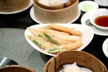 İçinde avokado olan kızarmış börek..