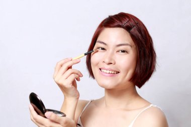 Beyaz arka planda Asyalı kadının portresi..