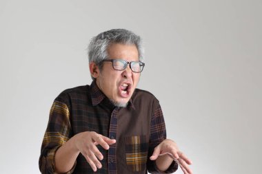 Beyaz arka planda duran kıdemli Asyalı adam.