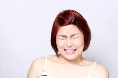 Beyaz arka planda Asyalı kadının portresi..