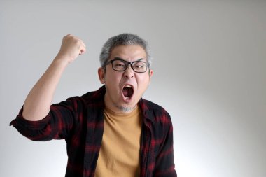 Beyaz arka planda duran Asyalı adam..