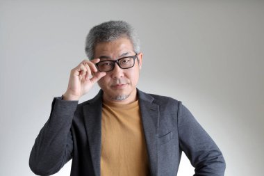 Beyaz arka planda duran akıllı Asyalı adam..