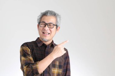 Beyaz arka planda duran kıdemli Asyalı adam.