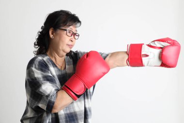 Beyaz arka planda duran yaşlı Asyalı kadın..