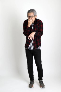 Beyaz arka planda duran Asyalı adam.