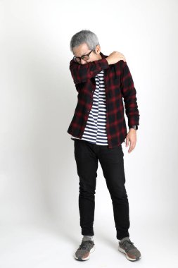 Beyaz arka planda duran Asyalı adam.