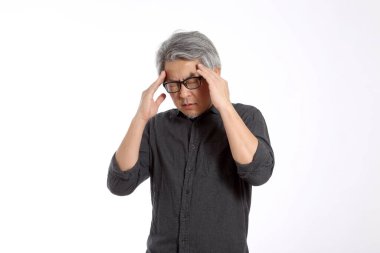 Beyaz arka plandaki kıdemli Asyalı adam..