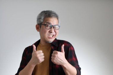 Beyaz arka planda duran Asyalı adam..