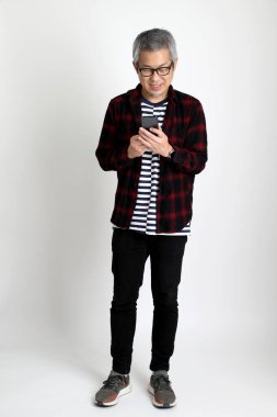 Beyaz arka planda duran Asyalı adam.