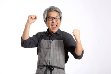 Önlüklü Asyalı adam..