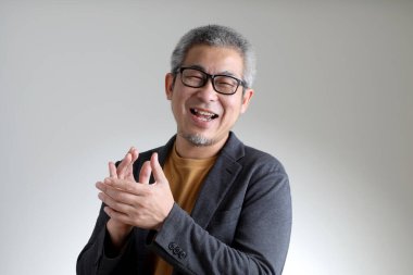 Beyaz arka planda duran akıllı Asyalı adam..