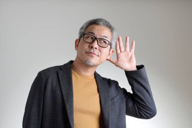 Beyaz arka planda duran akıllı Asyalı adam..