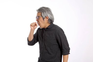 Beyaz arka plandaki kıdemli Asyalı adam..