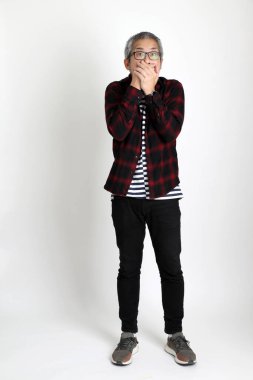 Beyaz arka planda duran Asyalı adam.