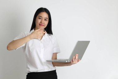 Üniversite üniformalı Asyalı kız beyaz arka planda duruyor..