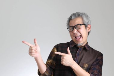 Beyaz arka planda duran kıdemli Asyalı adam.