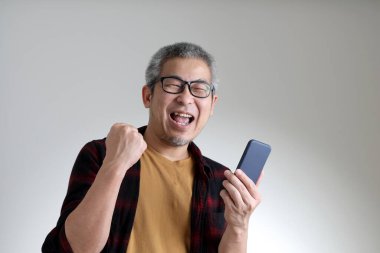 Beyaz arka planda duran Asyalı adam..