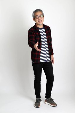 Beyaz arka planda duran Asyalı adam.