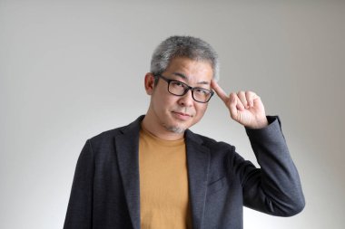 Beyaz arka planda duran akıllı Asyalı adam..