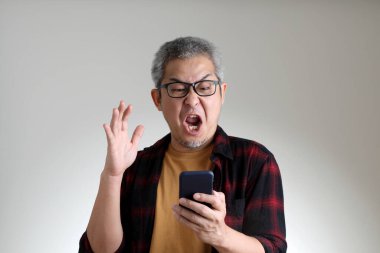 Beyaz arka planda duran Asyalı adam..